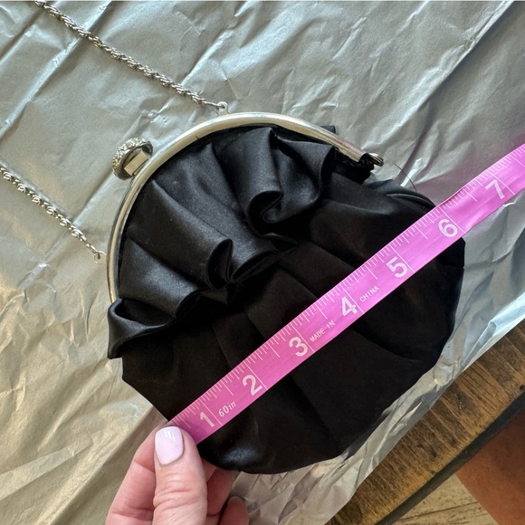 The sweetest VINTAGE black purse w/ silver highlights and chain. Fun shiny clasp - Picture 6 of 7